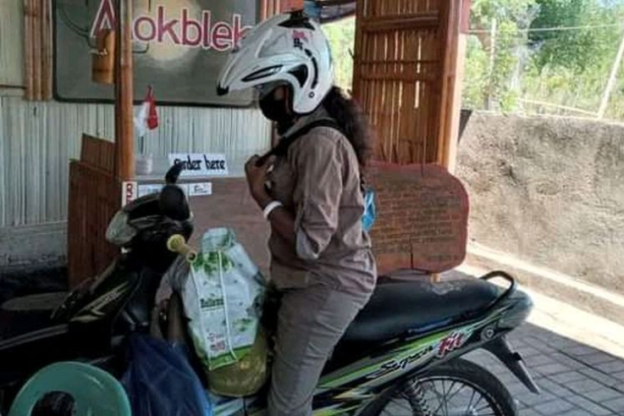 SEORANG PEMANDU WISATA DI MAUMERE